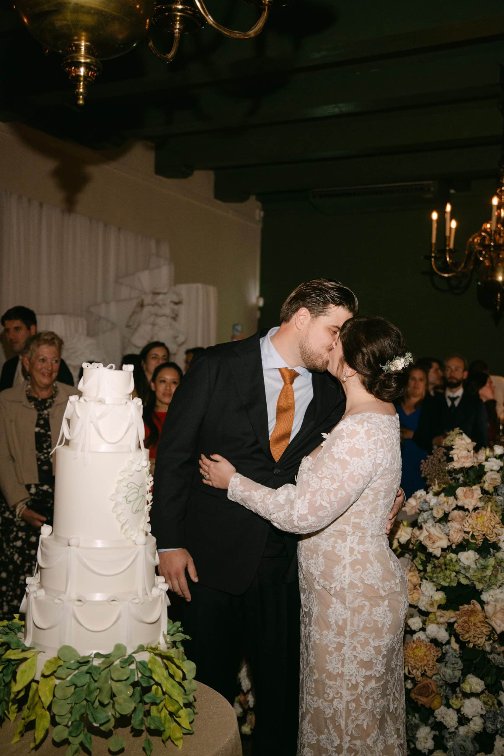 pulitzer-amsterdam-wedding-cake-cutting